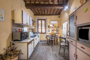 Geladeira, fogão, cooktop, talheres/pratos/utensílios de cozinha