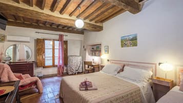 1 habitación, tabla de planchar con plancha, wifi gratis y ropa de cama
