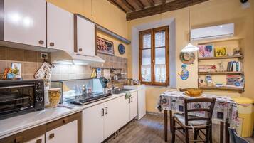 Jääkaappi, uuni, liesi, keittoastiat/astiat/ruokailuvälineet