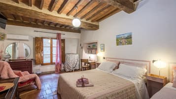 1 habitación, tabla de planchar con plancha, wifi gratis y ropa de cama