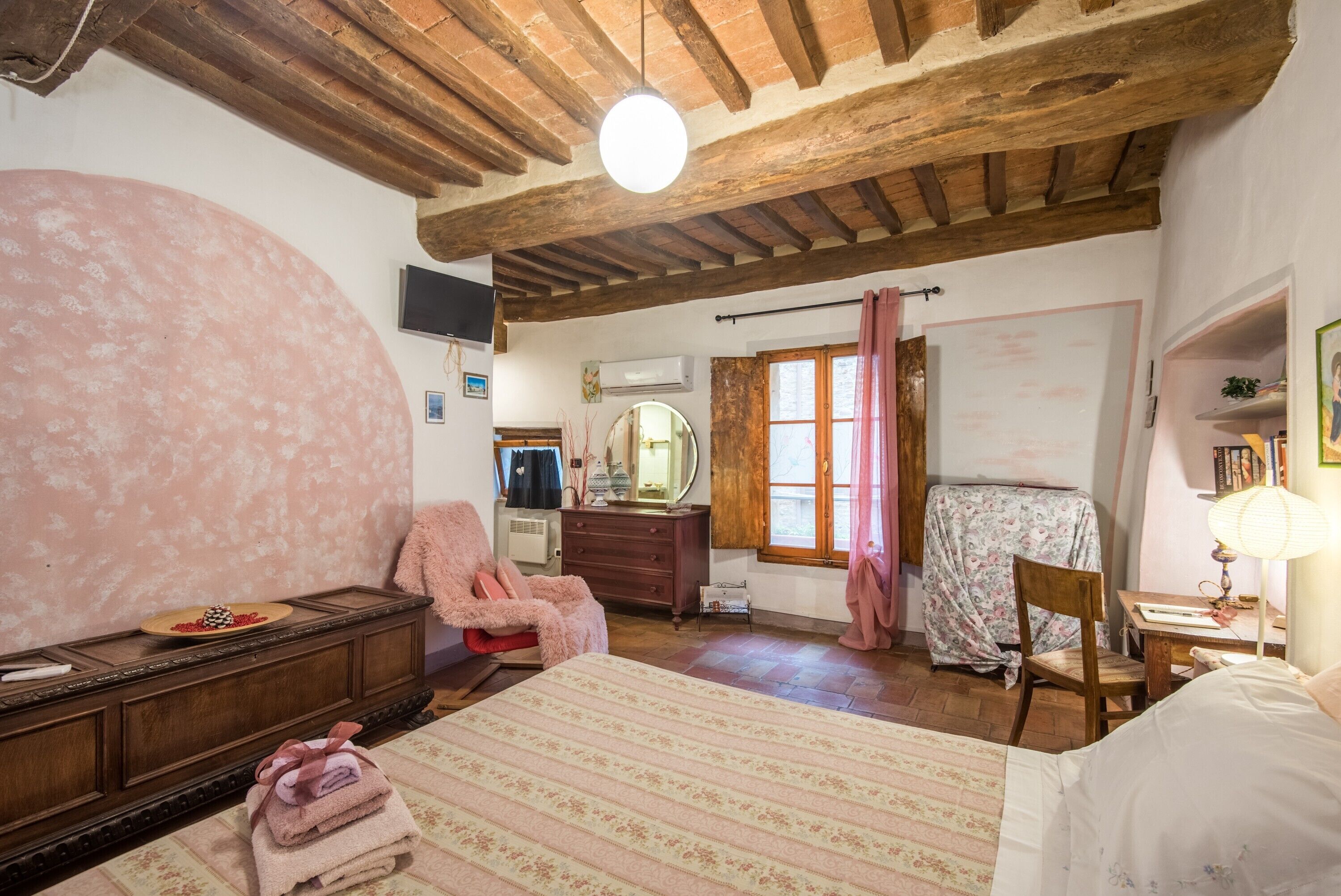 1 habitación, tabla de planchar con plancha, wifi gratis y ropa de cama 