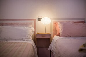1 slaapkamer, een strijkplank/strijkijzer, gratis wifi, beddengoed