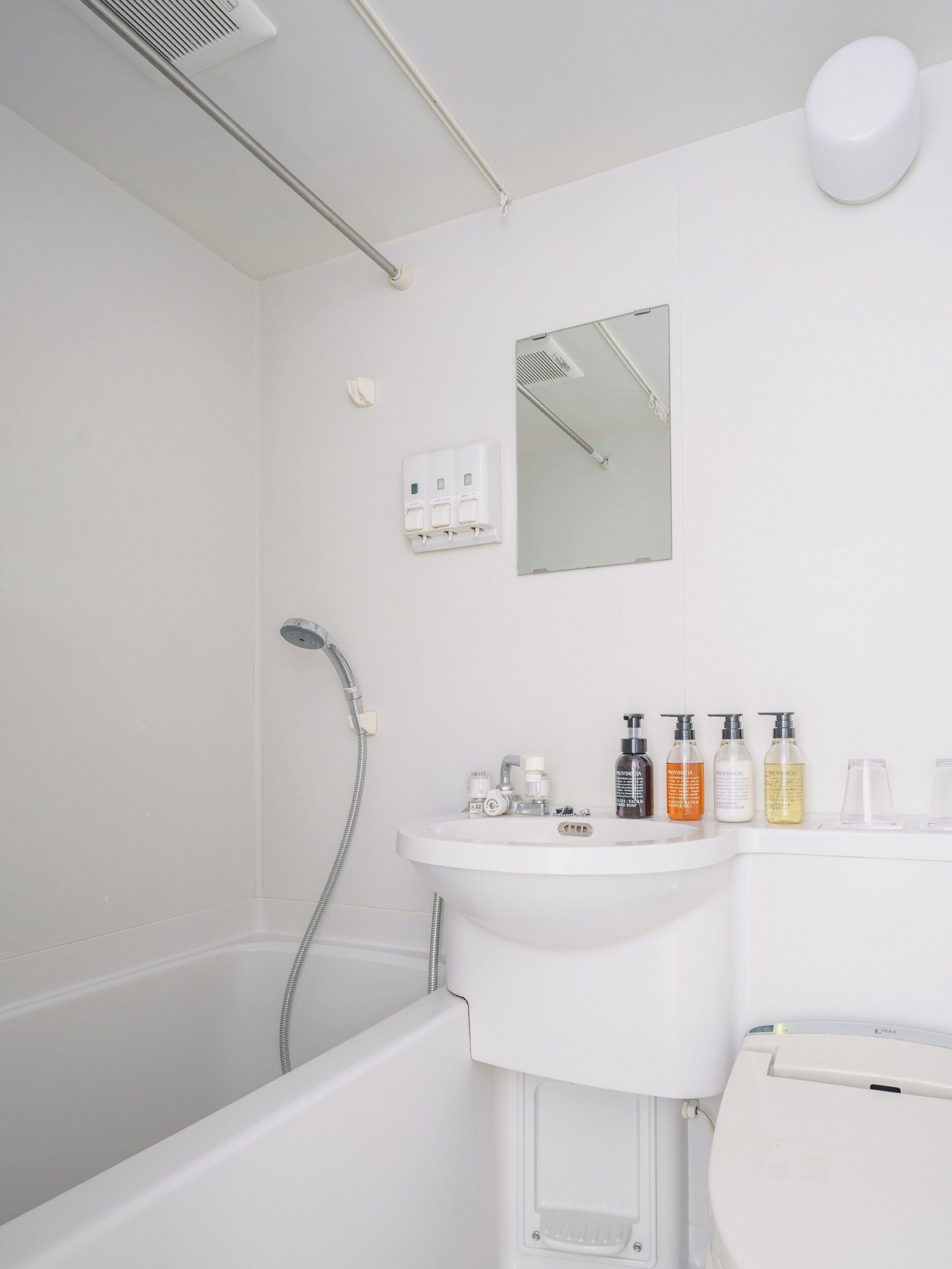 Ein modernes Badezimmer mit Badewanne, Waschbecken und Spiegel.