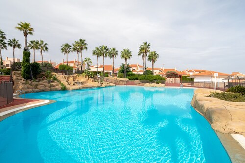 Casa de vacaciones 'Holiday Beach El Faro' con piscina compartida, Wi-Fi y aire acondicionado