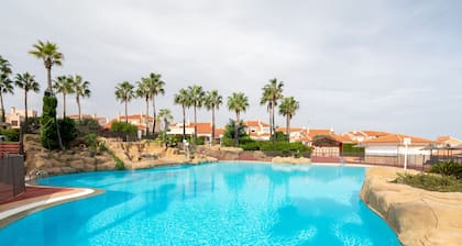 Casa de vacaciones 'Holiday Beach El Faro' con piscina compartida, Wi-Fi y aire acondicionado