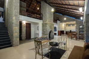 เอ็กซ์คลูซีฟวิลล่า | เครื่องนอนระดับพรีเมียม, โต๊ะทำงาน, Wi-Fi ฟรี, ผ้าปูที่นอน