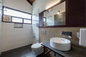 ฝักบัว, ผ้าเช็ดตัว, สบู่, ยาสระผม