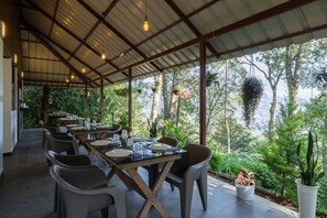 Restaurant - Avadale Munnar - Stag Groups Not Allowed (Udumbanchola)