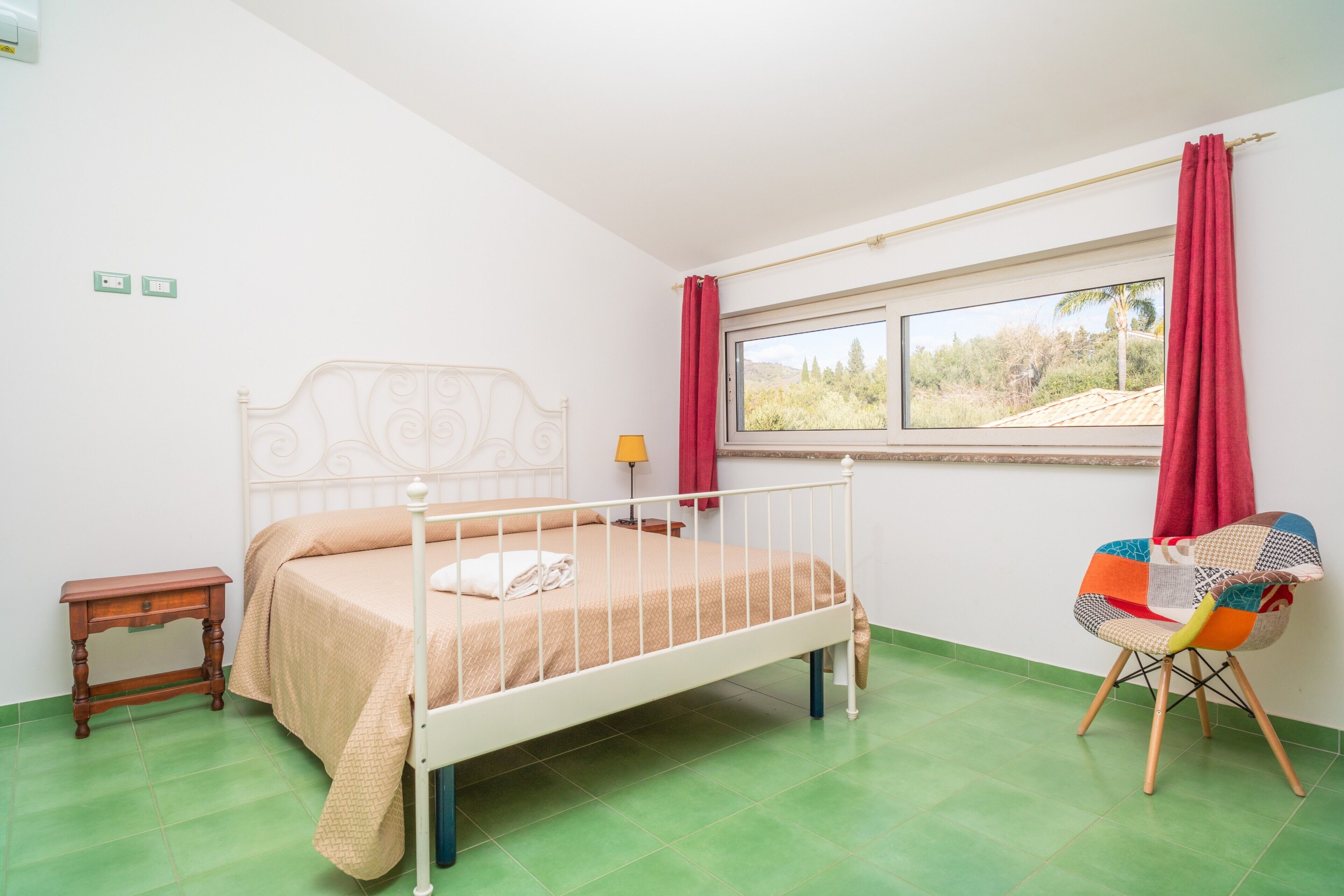 1 habitación, tabla de planchar con plancha y ropa de cama 