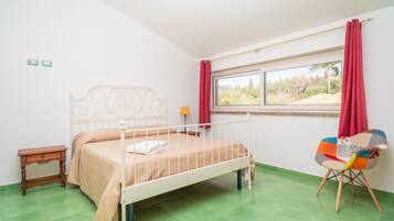 1 habitación, tabla de planchar con plancha y ropa de cama