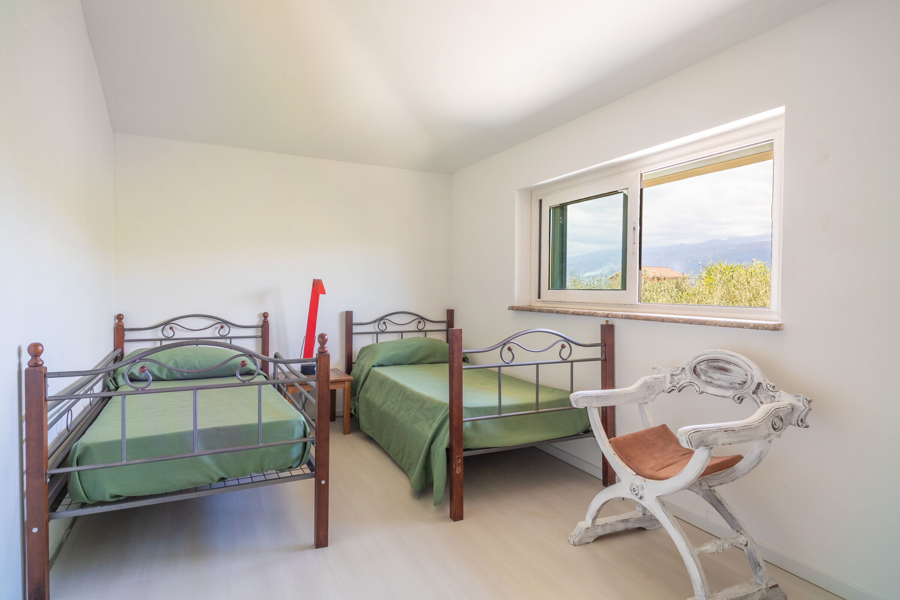 2 habitaciones, tabla de planchar con plancha y ropa de cama 