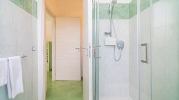 Een douche, een haardroger, handdoeken