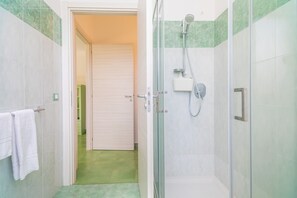 Shower, hair dryer, towels - Holiday Apartment "Casa Margherita Vista Etna" with Sea View, Shared Pool & Terraces (Calatabiano)