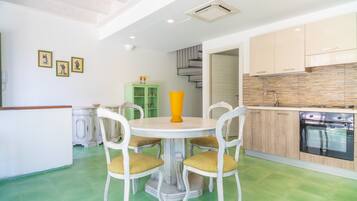 Refrigerador, horno, placa de cocina, cafetera/tetera