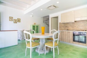 Fridge, oven, stovetop, coffee/tea maker - Holiday Apartment "Casa Margherita Vista Etna" with Sea View, Shared Pool & Terraces (Calatabiano)