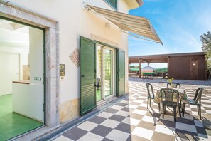 Outdoor dining - Holiday Apartment "Casa Margherita Vista Etna" with Sea View, Shared Pool & Terraces (Calatabiano)