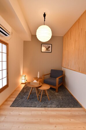 Nhà tiện nghi  đơn giản | Khu phòng khách | TV LED 43-inch có truyền hình cáp, Netflix, dịch vụ stream 