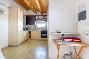 Réfrigérateur, four à micro-ondes, un four, surface de cuisson