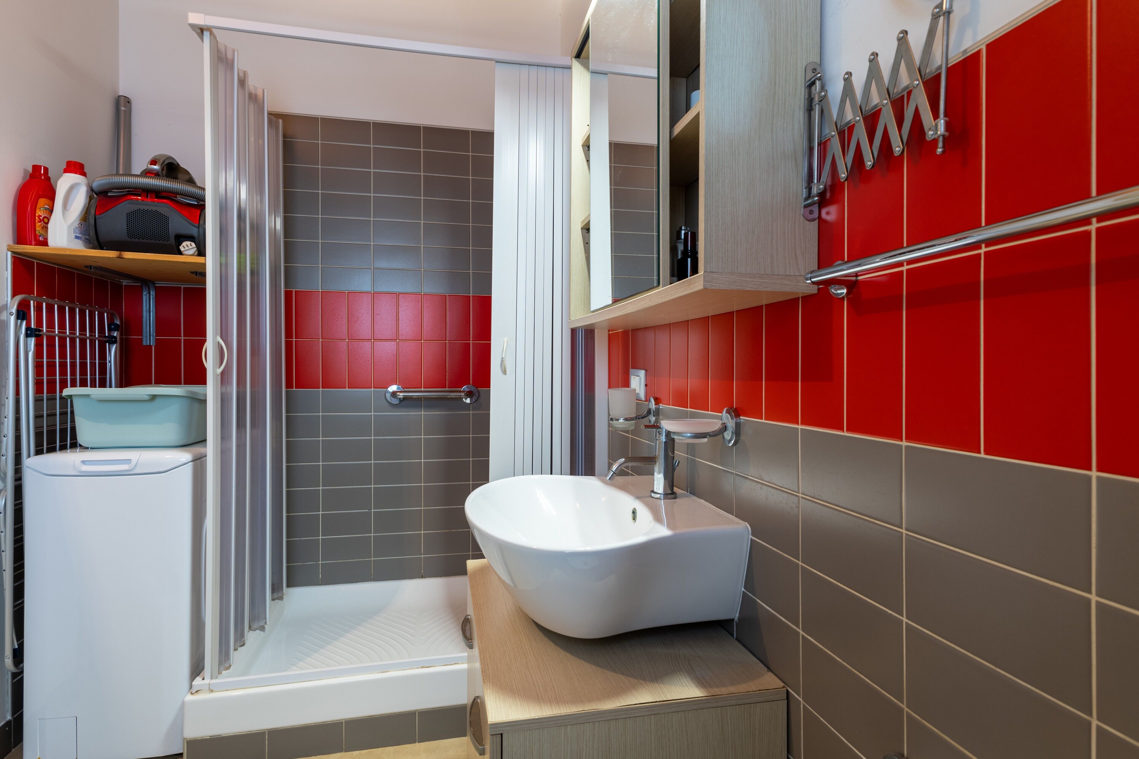 Chuveiro, secador de cabelo, toalhas de banho 