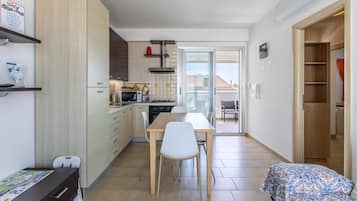 Een koelkast, een magnetron, een oven, een kookplaat