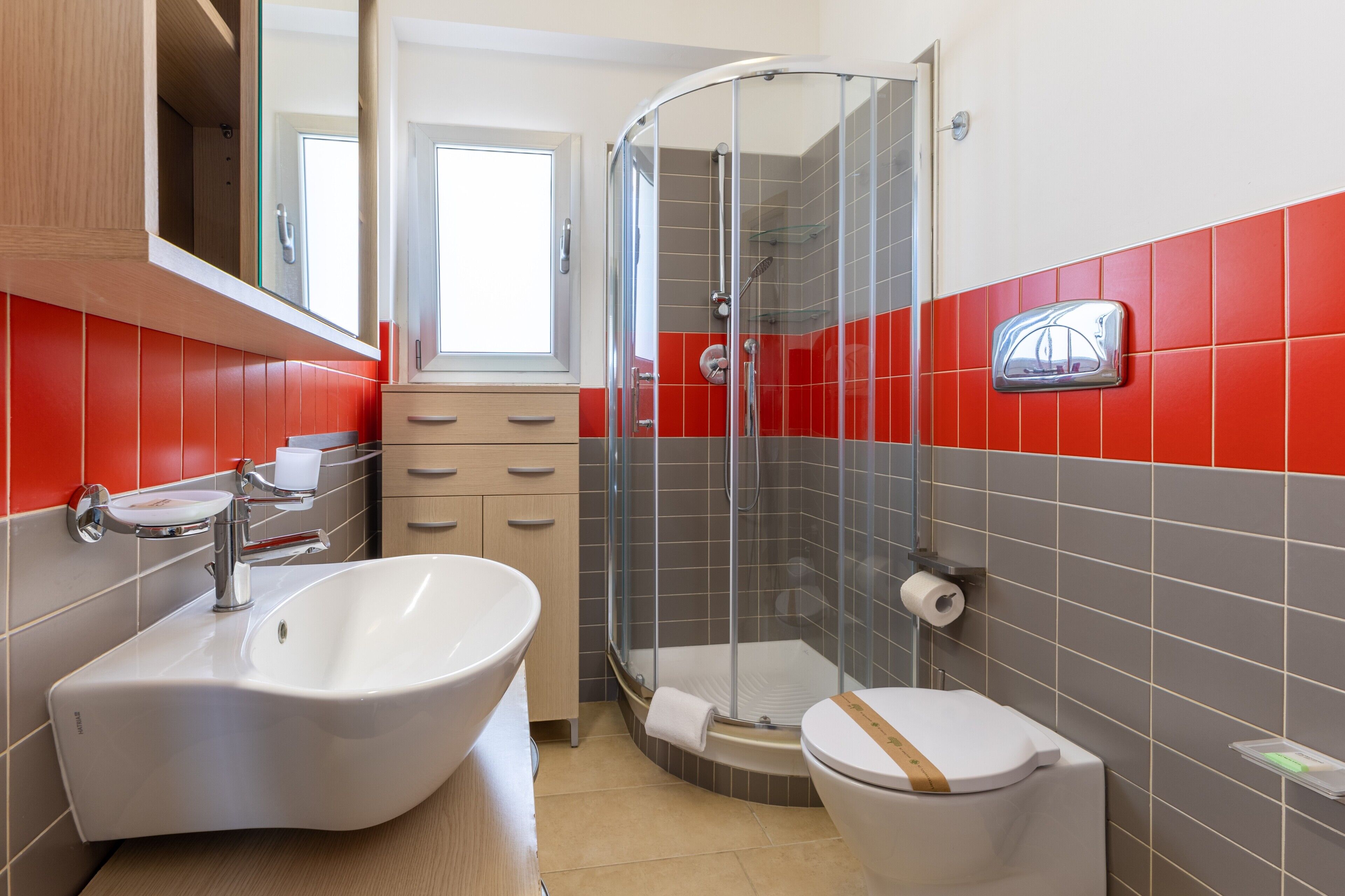Douche, sèche-cheveux, serviettes fournies