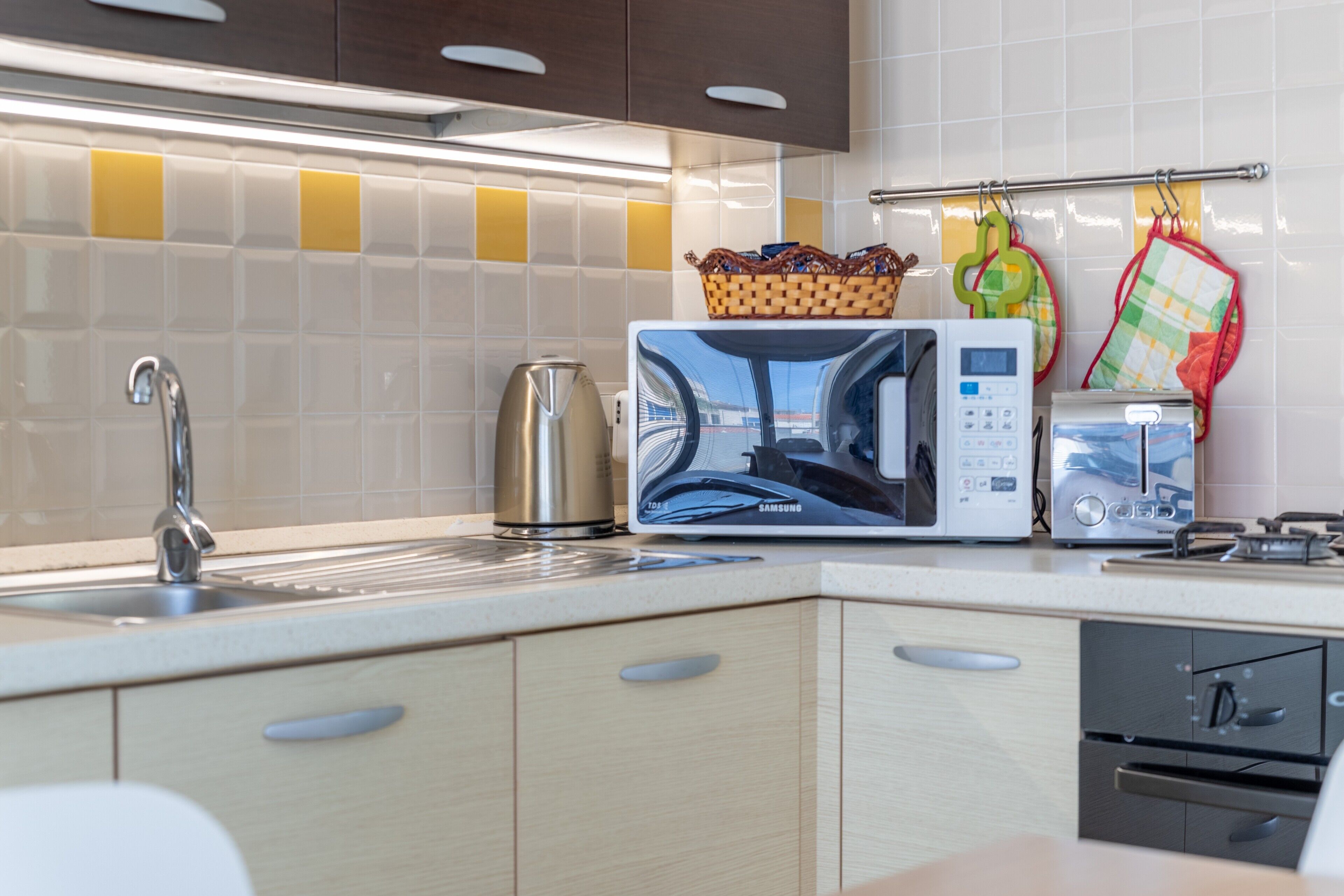 Een koelkast, een magnetron, een oven, een kookplaat