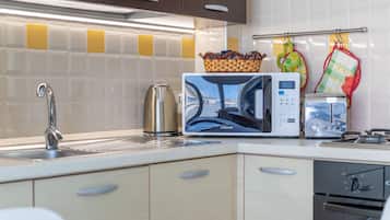 Een koelkast, een magnetron, een oven, een kookplaat