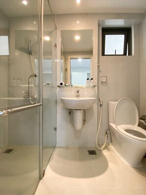 Shower, hair dryer, towels, soap - Zeus Living - Minimal Spacious 3bed in Masteri An Phu (Thành phố Hồ Chí Minh)