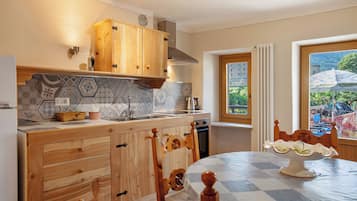 KĂŒhlschrank, Ofen, Herdplatte, Kochgeschirr/Geschirr/Besteck