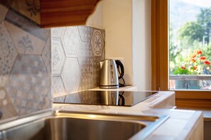 Refrigerador, horno, parrilla de estufa y utensilios de cocina 