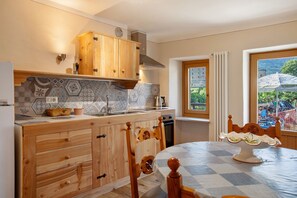 Refrigerador, horno, parrilla de estufa y utensilios de cocina 