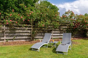 Property grounds - Holiday Home 'Le Loft with Jacuzzi' with Private Terrace, Garden & Wi-Fi (Saint Gildas De Rhuys)