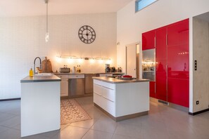 Een koelkast, een microgolfoven, een oven, een kookplaat