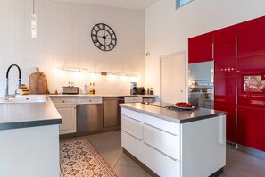 Fridge, microwave, oven, stovetop