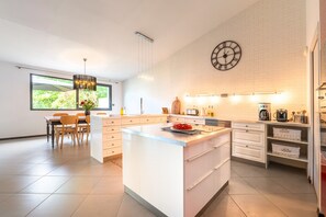 Fridge, microwave, oven, stovetop - Holiday Home 'Le Loft with Jacuzzi' with Private Terrace, Garden & Wi-Fi (Saint Gildas De Rhuys)