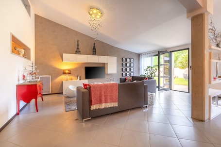 内装. Holiday Home 'Le Loft with Jacuzzi' with Private Terrace, Garden & Wi-Fi