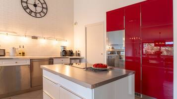 冰箱、微波炉、烤箱、炉灶