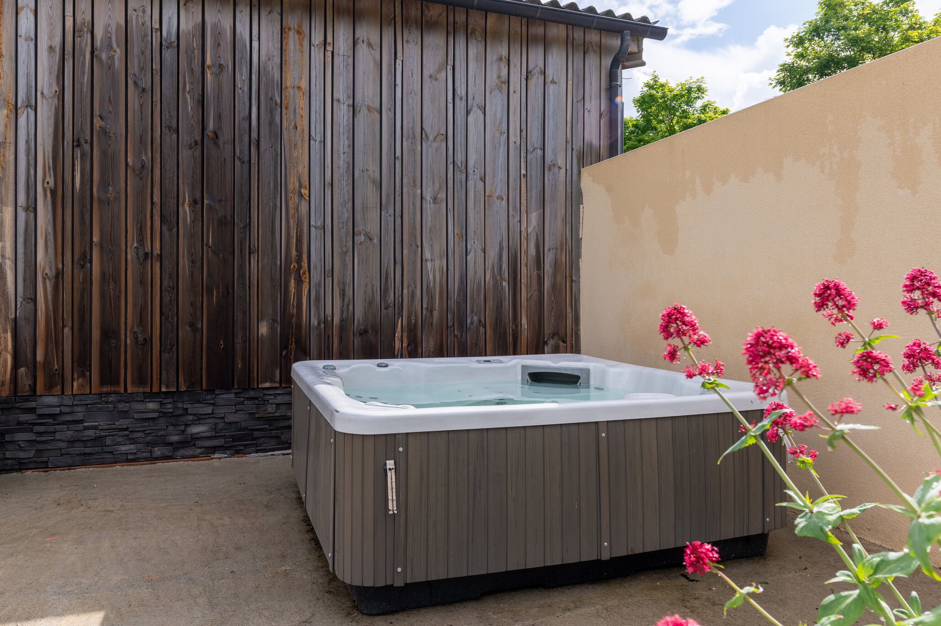 Outdoor spa tub
