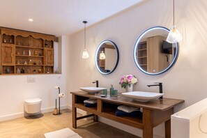 Shower, hair dryer, towels - Holiday Home 'Le Loft with Jacuzzi' with Private Terrace, Garden & Wi-Fi (Saint Gildas De Rhuys)
