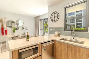 Geladeira, micro-ondas, fogão, cooktop