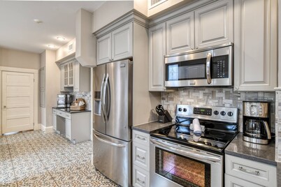 Historic Home, Perfect for Special Occasions, 3 Master Suites, Steps to Sites, $300 in Free Tickets!