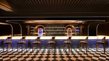 2 bars/lounges