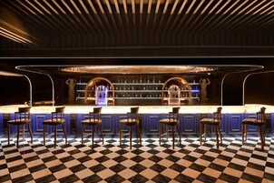 2 bares/lounges