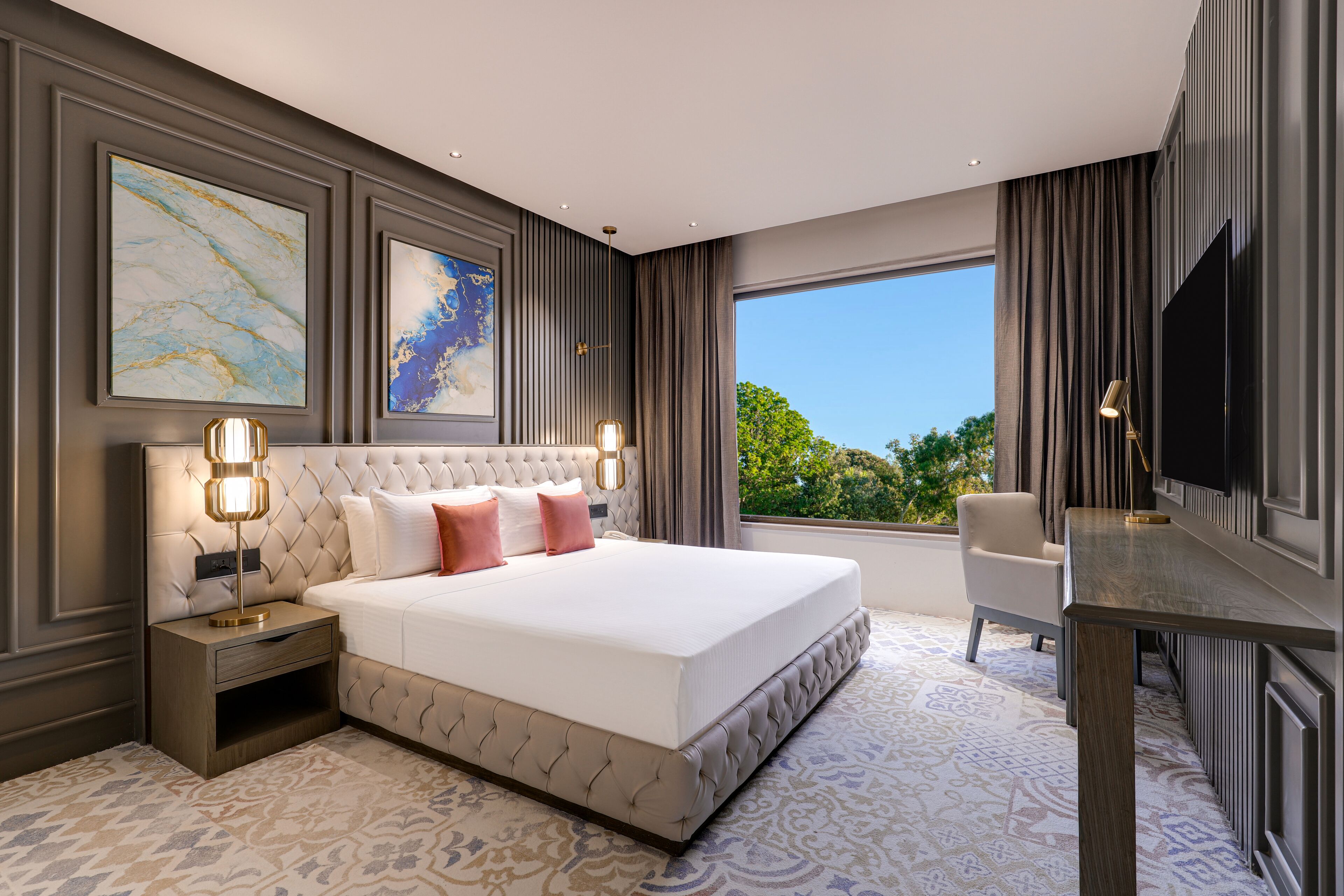 华丽开间套房 | 客房内保险箱、遮光窗帘、熨斗/熨板、免费 WiFi