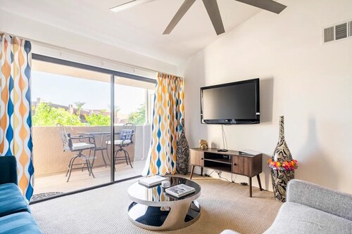 Spacious 2 Bdr Condo w/ 2 Pools - 5 min walk to Downtown PS