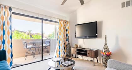 Spacious 2 Bdr Condo w/ 2 Pools - 5 min walk to Downtown PS