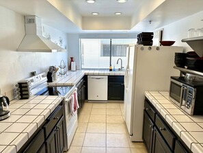 冷蔵庫、電子レンジ、オーブン、コンロ