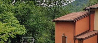 Holiday Home 'La Casina Rossa Della Fornace' with Mountain View, Private Garden and Wi-Fi