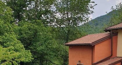 Maison de vacances 'La Casina Rossa Della Fornace' avec vue sur la montagne, jardin privé et Wi-Fi