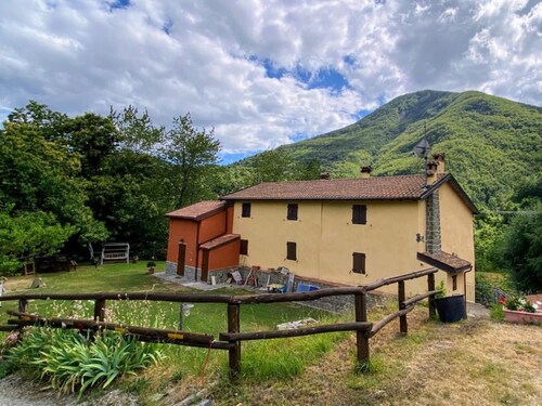 Holiday Home 'La Casina Rossa Della Fornace' with Mountain View, Private Garden and Wi-Fi